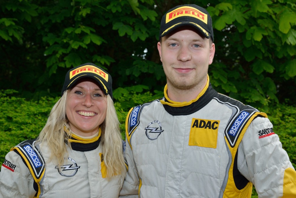 Enorm glæde og lettelse prægede Jacob Madsen og Line Lykke Jensen ved mål på anden afdeling af DM i rally: Et perfekt løb uden en eneste fejl gav en samlet fjerdeplads og en overlegen klassesejr som resultat
(Foto: Michael Eisenberg)